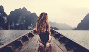 Güzel kadın bir teknede poz