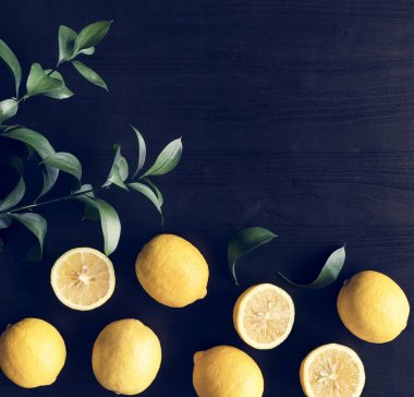 Siyah arka planda taze sarı limonlar
