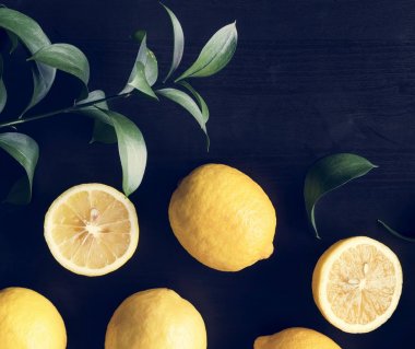 Siyah arka planda taze sarı limonlar