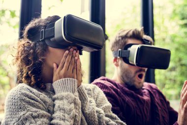 Genç çift VR birlikte kullanma