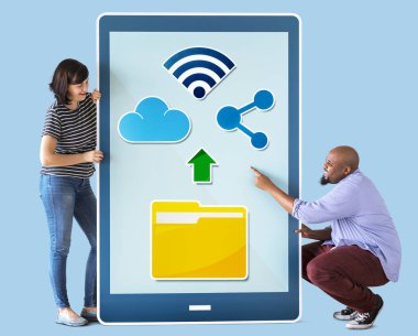 Farklı çift bir tablet grafik ile tutarak