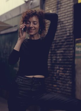 Telefonda konuşan kadın.