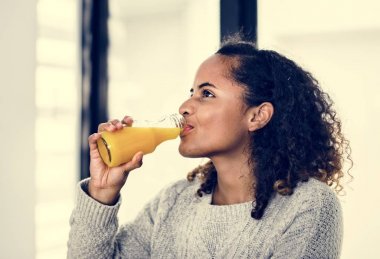 taze portakal suyu içme kadın