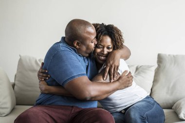 Afrikalı çift kucaklayan, aşk kavramı 