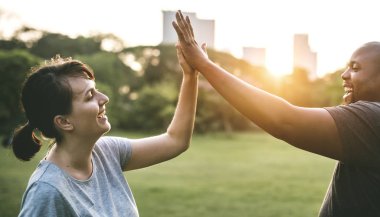 Parkta birlikte eğleniyor çift