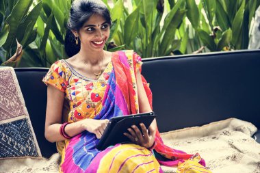 Dijital Tablet kullanan Hintli Kadın