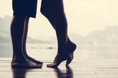 Gezgin çift romantik bir an yaşıyor.