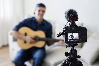 Erkek vlog kaydedicisi evde müzikle ilgili yayın yapıyor