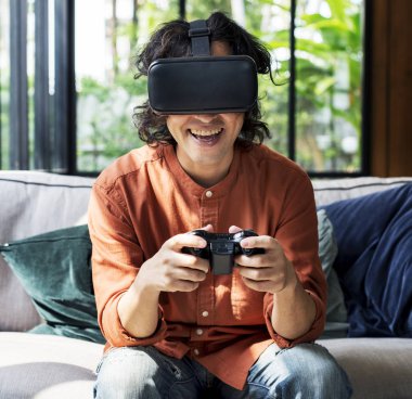 video oyunu oyun çubuğu tutan ve sanal gerçeklik gözlük takıyor mutlu adam