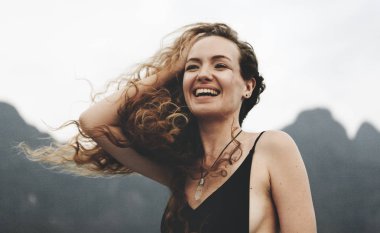 Sarışın kadının yaz esintisi