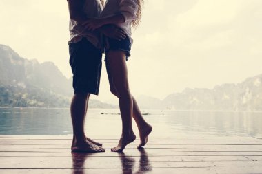 Gezgin çift romantik bir an yaşıyor.