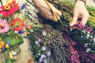Düzenleme ve çiçek dekorasyon kadın