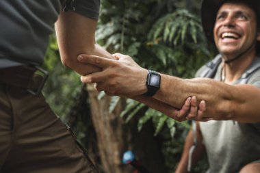 yardım elini veren adam