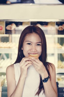 Asyalı kız tart bir ısırık sahip