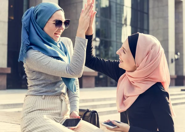 Teman Teman Islam Tinggi Lima Dan Tersenyum — Stok Foto