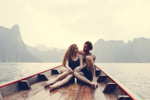 Couple Boating Quiet Lake — Stock Photo, Image
