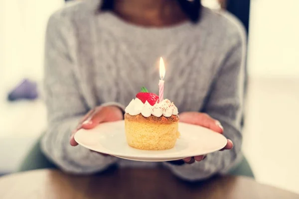 Mulher Comemorando Aniversário Com Bolo — Fotografia de Stock