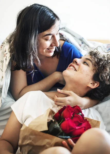 Couple Lesbien Couché Avec Bouquet — Photo