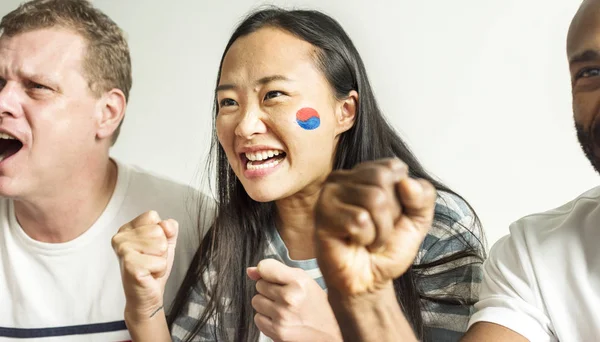 Amigos Vitoreando Copa Del Mundo Con Bandera Pintada —  Fotos de Stock