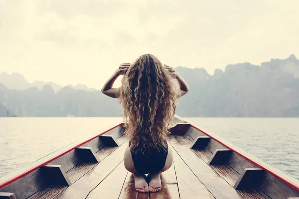 Schöne Frau Posiert Auf Einem Boot — Stockfoto