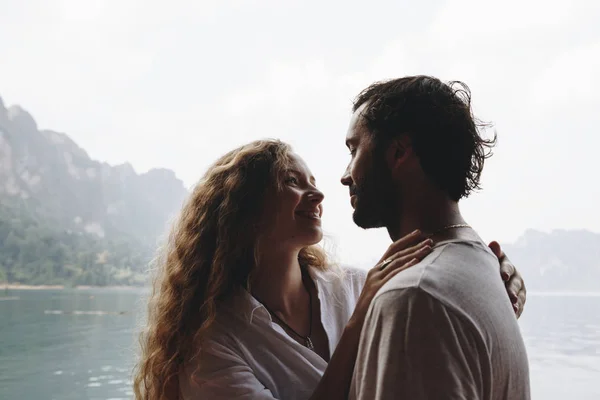 Casal Amoroso Ter Momento Romântico — Fotografia de Stock