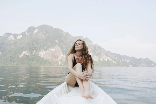 Mulher Relaxando Uma Canoa Lago — Fotografia de Stock