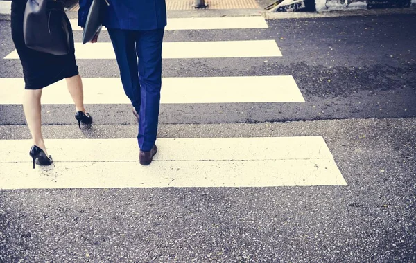 Gente Cruzando Una Calle Ciudad — Foto de Stock