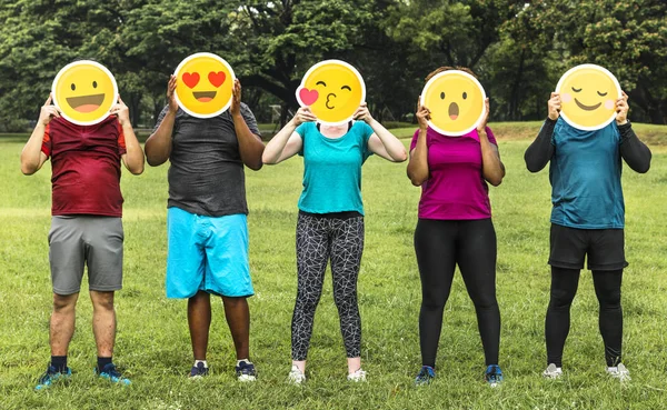 Gruppo Persone Diverse Con Emoticon — Foto Stock