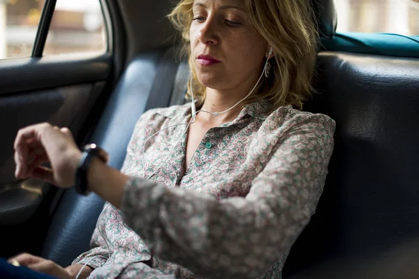 Blond Kvinna Sitter Taxi — Stockfoto