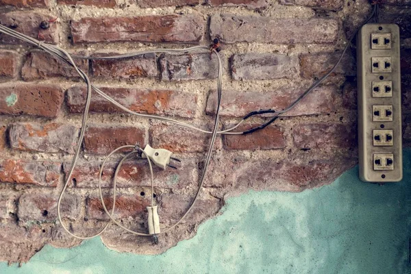 Enchufe Alimentación Colgando Una Pared Ladrillo — Foto de Stock