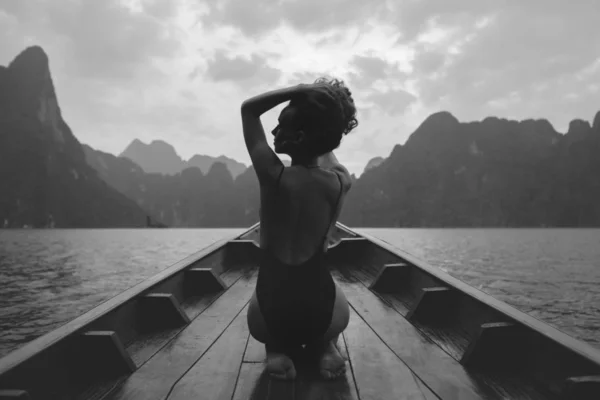 Vacker Kvinna Poserar Båt — Stockfoto