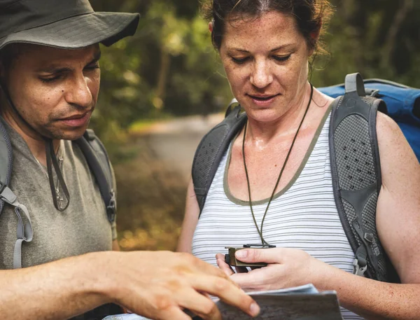 Reisende Die Auf Der Karte Nach Einer Wegbeschreibung Suchen — Stockfoto