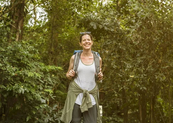 Alegre Mochilera Femenina Bosque — Foto de Stock