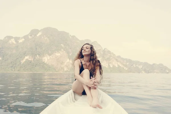Frau Entspannt Sich Auf Einem Kanu See — Stockfoto