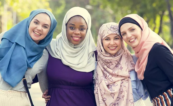 Grupp Islamiska Vänner Omfamna Och Leende Tillsammans — Stockfoto