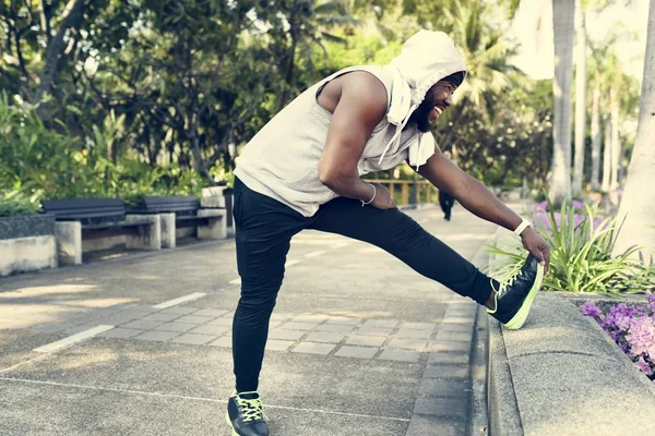 Afrikansk Härkomst Man Stretching Park — Stockfoto