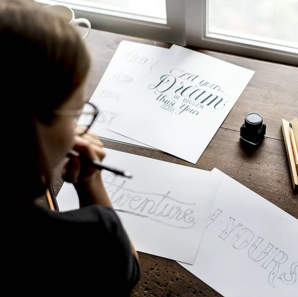 kaligrafi projede çalışan genç kadın Tasarımcısı yakın çekim vurdu