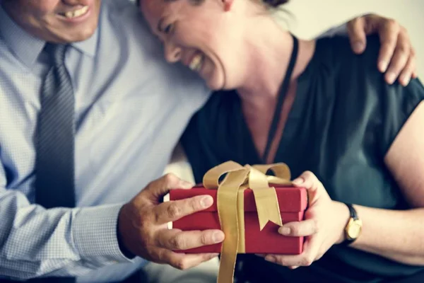 Una Coppia Con Sorpresa Compleanno — Foto Stock