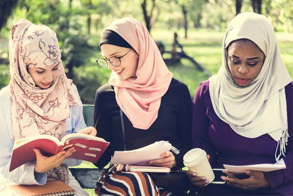 Mulheres Islâmicas Vestindo Hijab Estudando Com Livros — Fotografia de Stock