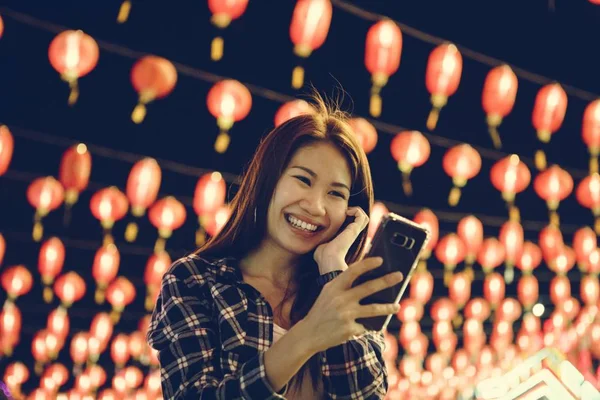 Mulher Tomar Selfie Festa Lanterna — Fotografia de Stock