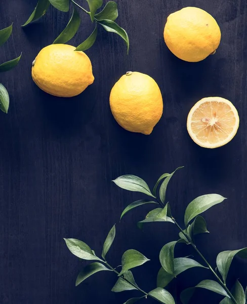 Limones Amarillos Frescos Sobre Fondo Negro —  Fotos de Stock