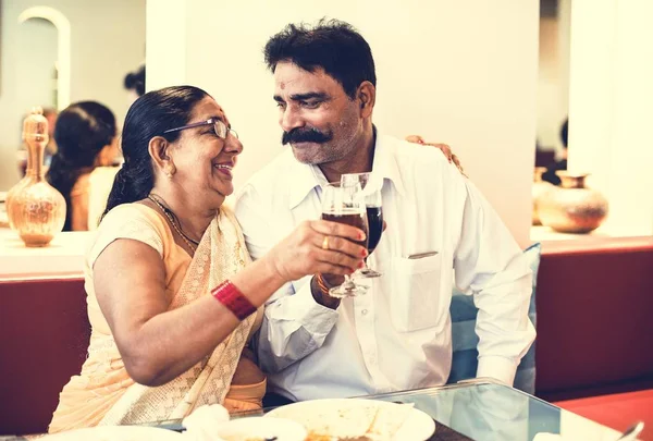 Una Feliz Pareja India Pasando Tiempo Juntos — Foto de Stock