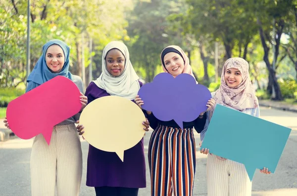 举行讲话气泡的伊斯兰教的妇女小组 — 图库照片