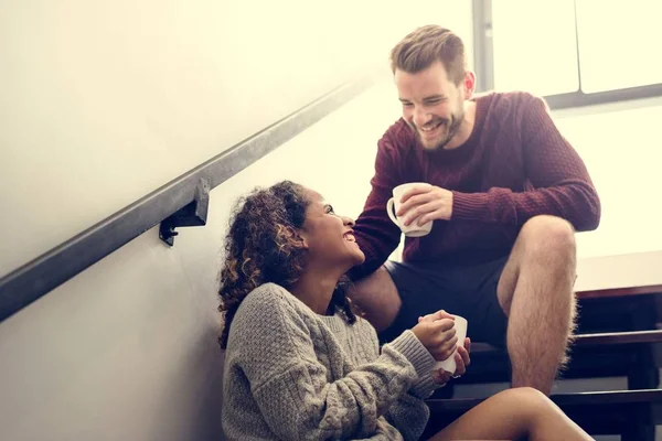 Alegre Jovem Casal Está Falando — Fotografia de Stock