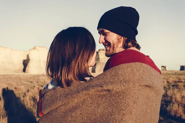 Pareja Senderismo Juntos Desierto — Foto de Stock