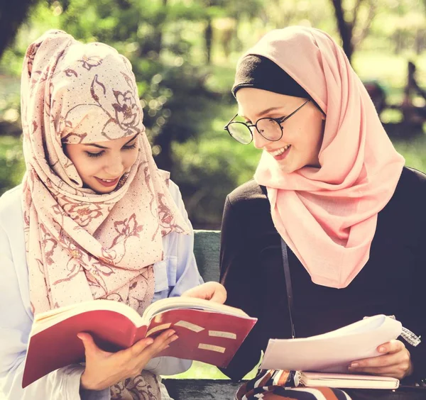 Murid Perempuan Islam Mengenakan Jilbab Dan Membaca Buku Luar Ruangan — Stok Foto