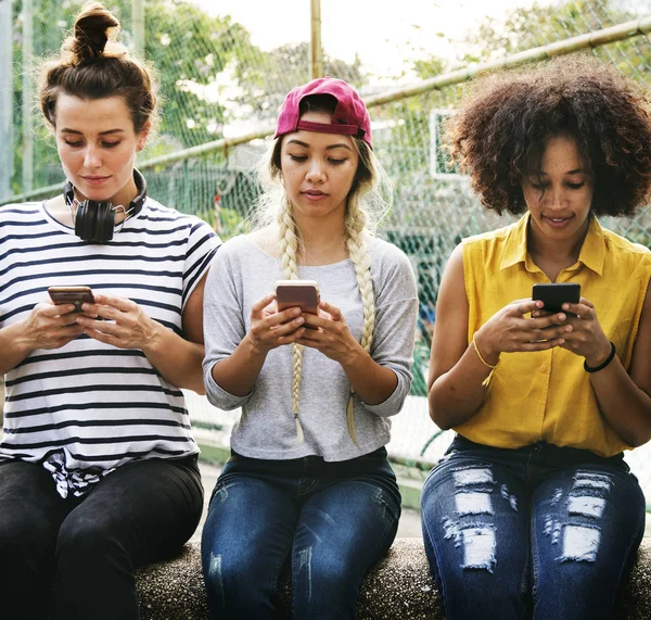 Junge Erwachsene Freunde Nutzen Gemeinsam Smartphones Freien Jugendkulturkonzept — Stockfoto