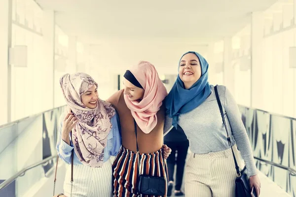 美丽的伊斯兰妇女戴头巾 最好的朋友说话和微笑 而步行 — 图库照片