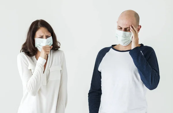 Pasangan Sakit Mengenakan Masker Bedah — Stok Foto