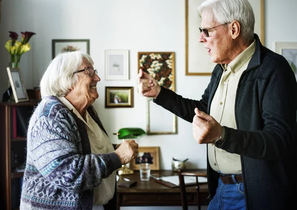 Пара Пожилых Людей Танцует Доме Престарелых — стоковое фото